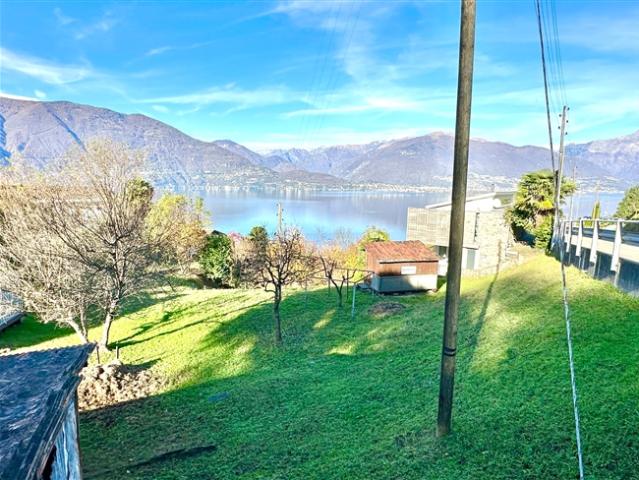 La tua casa dei sogni terreno collinare con splendida vista sul lago