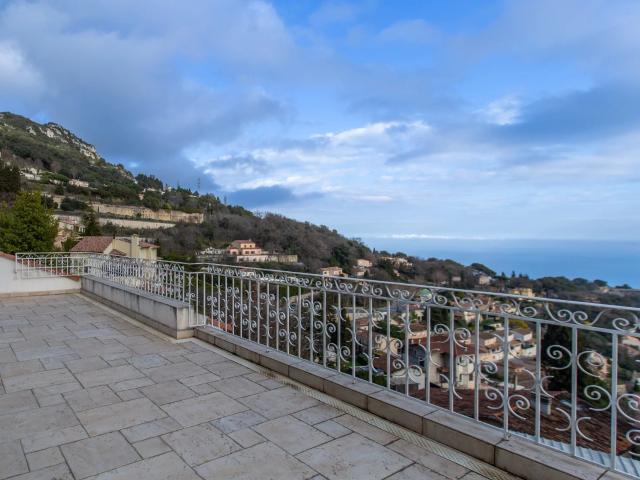 La Turbie, proche centre, spacieuse villa néo provençale ave. 237m² La Turbie