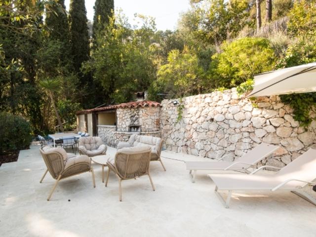 LA TURBIE VILLA RENOVEE DE 236M² A VENDRE TERRAIN DE 1980M² PISCINE VUE MER GARAGE A PROXIMITE IMMEDIATE DE MONACO