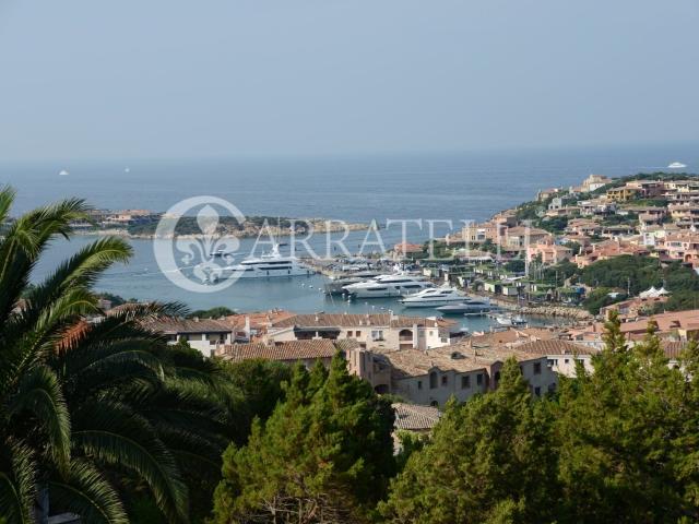 La villa di circa 800 mq sorge in posizione dominante dirett. 800m² Arzachena