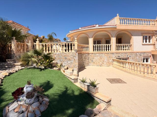 La villa en Ciudad Quesada está ubicada en una amplia parcel. 246m² Ciudad quesada