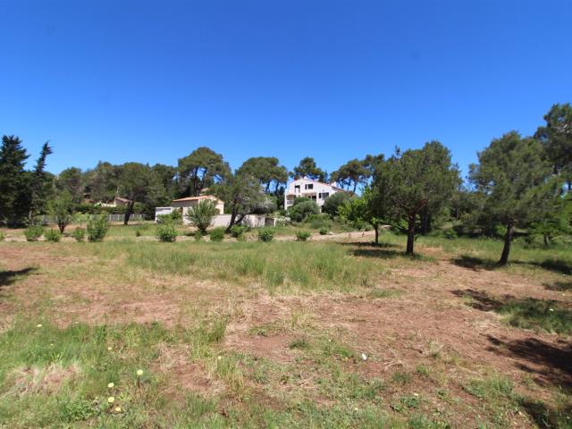 La villa panoramique sur un terrain dominant de 5 744 m². A. 175m² Montséret