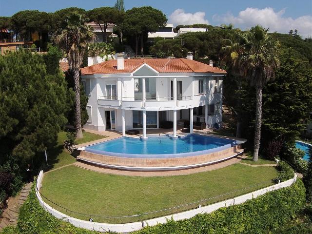 La villa se encuentra en la Costa Brava, provincia de Girona. 412m² Lloret de Mar