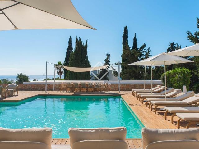 La vivienda combina el encanto de una villa tradicional ibic. 360m² La caleta