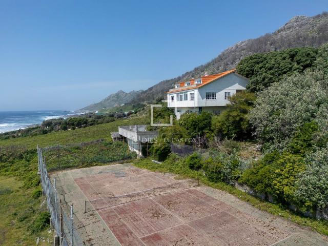 La vivienda cuenta con un amplio jardín trasero con árboles. 1186m² Baredo