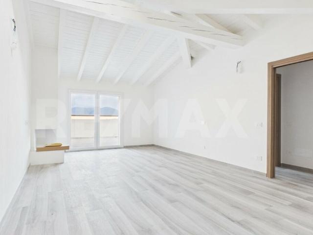 La vostra casa tra l'Italia e la Svizzera con una vista panoramica unica Italia