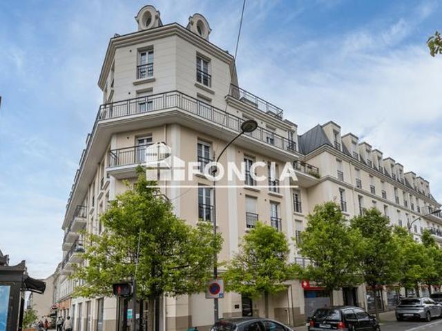La Barre Ormesson à deux pas de la gare immeuble de standing récent, F3 lumineux plus balcon et parking en sous sol