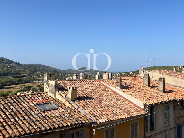 LA CADIÈRE D’AZUR Au cœur du village, superbe appartement de charme en dernier étage