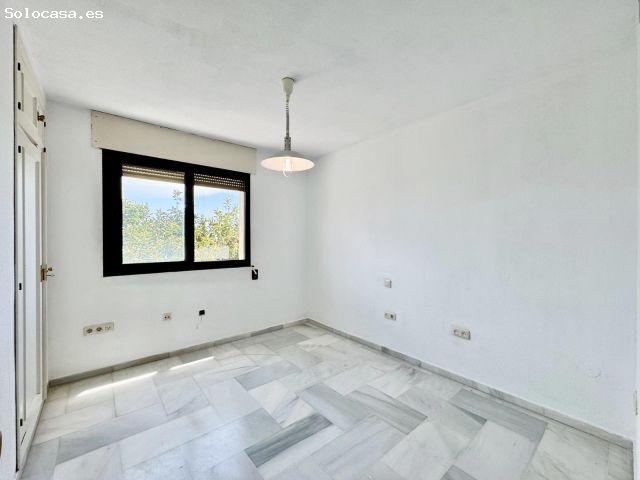 La Carihuela 1ª Línea de Playa Piso, 2 Dormitorios, Terraza y Balcón, Piscina, Jardín, Garaje y T