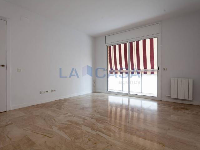 LA CASA AGENCY OFRECE EN EXCLUSIVIDAD PISO CON BALCON, PATIO Y TERRAZA!