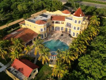 La casa del rockstar mexicano te espera: renta ?nica con torres, mirador y estilo de vida sin igual