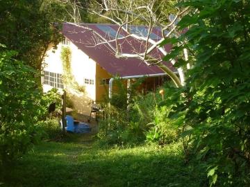 La casa perfecta para los amantes de la naturaleza con jardines de permacultura y acuaponía