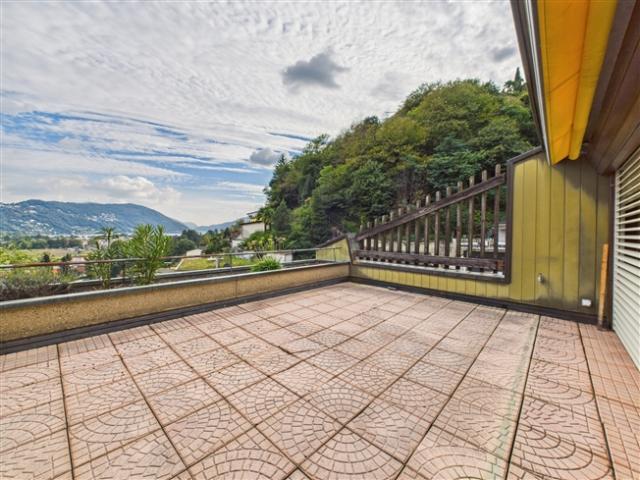 La casa perfetta per la famiglia spazio, luce e panorama vista lago