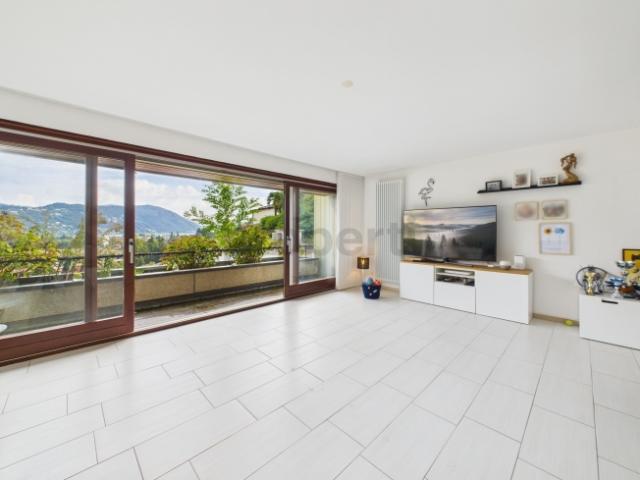 La casa perfetta per la famiglia spazio, luce e panorama vista lago