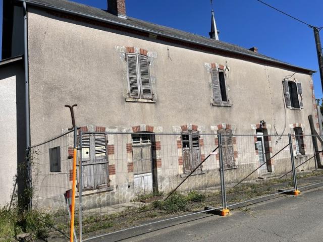 La chapelotte, 20 kms d'Aubigny sur Nère et Sancerre, Maison d'environ 160 m2 avec garage et jardin à rénover entièrement