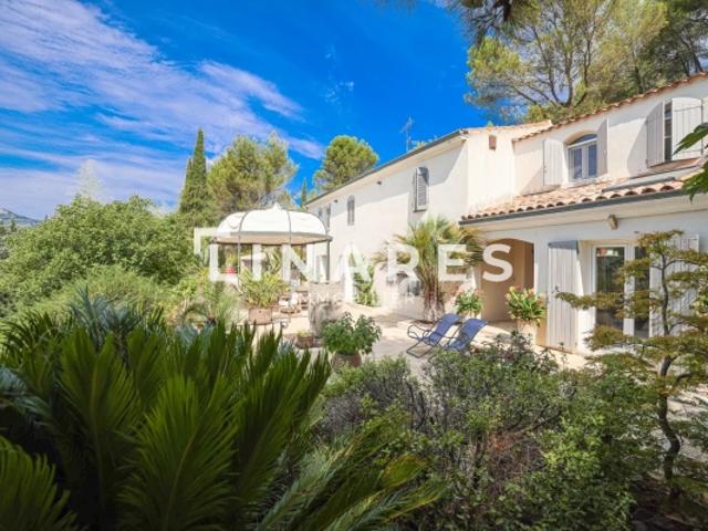 LA CHARMANTE Villa T6 de 330m2 Dépendance T2 de 60m2 Piscine Court de tennis Terrain de 6400m2 13360 ROQUEVAIRE
