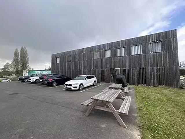 La Chevrolière 44118 Location divers 11 pièces parking