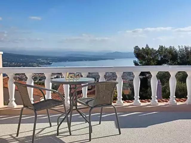 La Ciotat 13600 Location maison 4 pièces t4 au dernier étage piscine