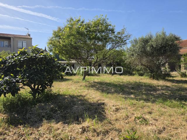 LA CIOTAT TERRAIN RARE À 600 M DE LA PLAGE DES CAPUCINS, secteur hôpital 668 m2 LIBRE CONSTRUCTEUR