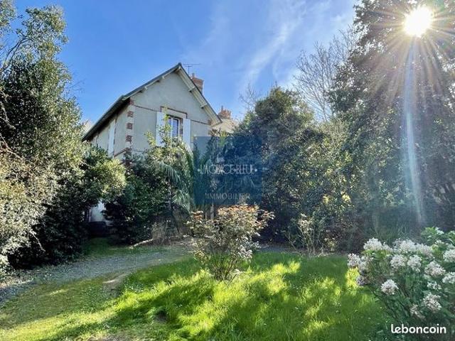 La comtesse propriete de famille sur parc de 1100m2