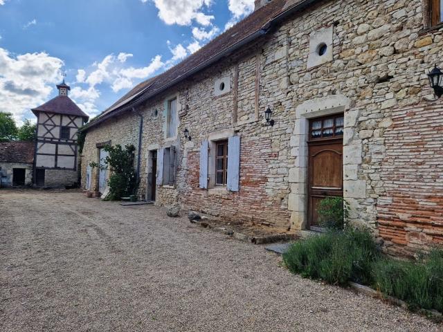 La Commanderie du XIIIème et sa Longère du XVIème 185m² Saint Pourçain sur Sioule