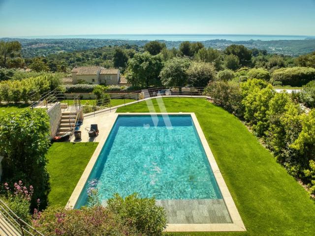 La Colle sur Loup Villa 300 m2 vue mer et village 5 chambres Piscine et tennis