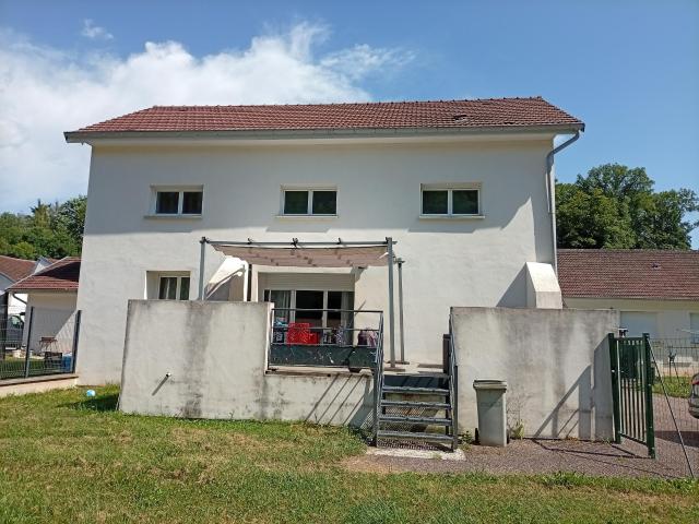 LA COTE, joli appartement de type F4 avec terrasse et petit terrain
