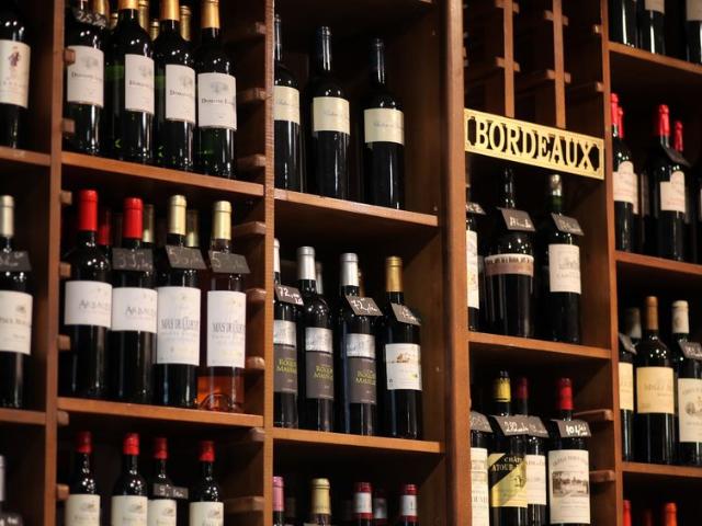 LA CÔTE: WEINKELLER UND KAUFLEUTE ÜBERNEHMEN