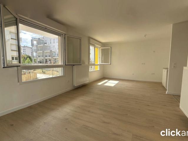 La Courneuve – Élégant 3 pièces lumineux avec parking