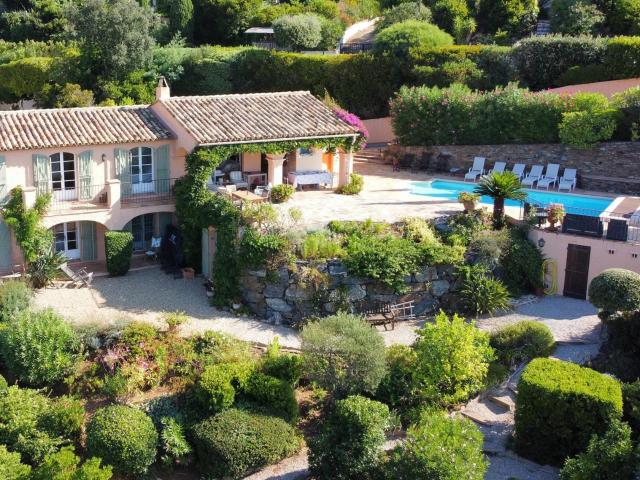 La Croix Valmer Situé dans un environnement résidentiel et c. 160m² La Croix Valmer