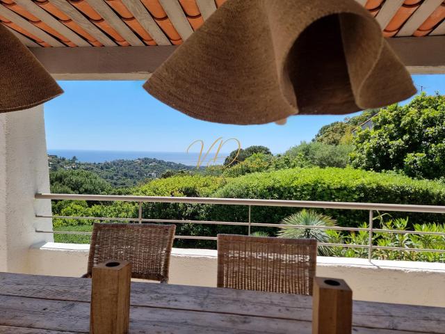 LA CROIX VALMER VILLA HAUT DE GAMME ENTIEREMENT RENOVEE VUE MER