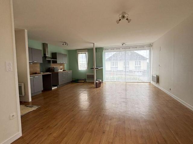 LA CROIXILLE, Entre Fougères et Vitré, Jolie maison de 75 m², en très bon état, comprenant.