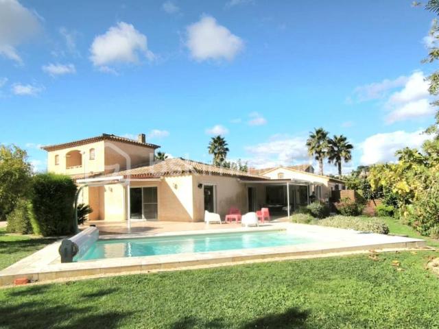 LA CRAU: MAISON T10 DE 253 M2 AVEC DEPENDANCES, PISCINE ET TERRAIN DE 2200 M2