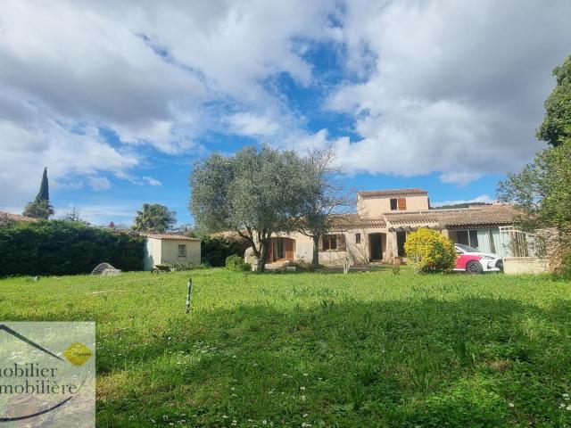LA CRAU VILLA T5 D'ENVIRON 122M2 AVEC GARAGE ET GRAND TERRAIN PLAT