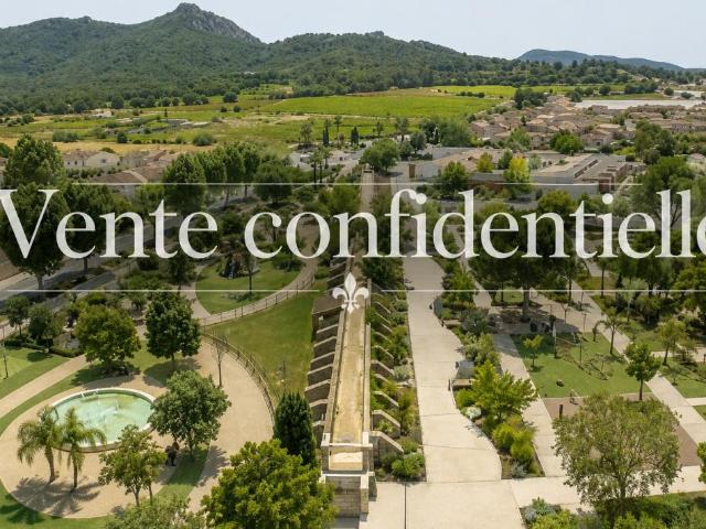 LA CRAU Villa 350 m² avec piscine sur terrain de 3 000 m²