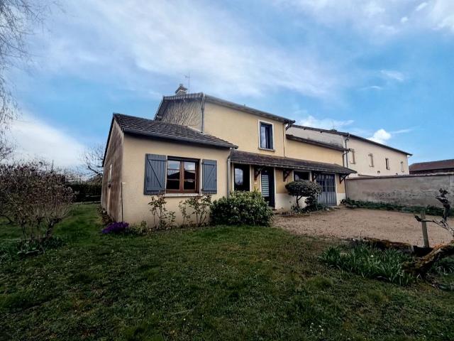 La demeure se compose de plusieurs éléments distincts. Le re. 110m² Marcigny