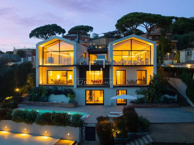 La exclusiva villa se encuentra en la zona alta de Cabrils. 712m² Cabrils