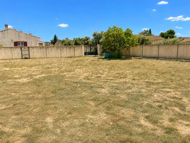 LA FARE LES OLIVIERS Terrain à bâtir 620 m2