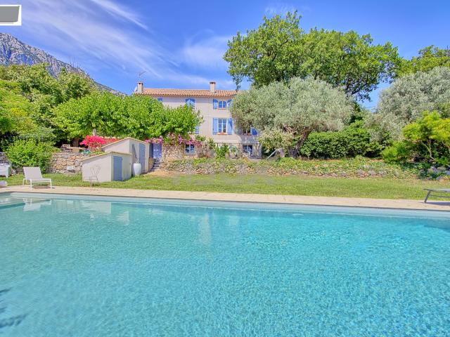LA FARLEDE, secteur du Partegal, très jolie bastide sur 1 hectare de terrain plat