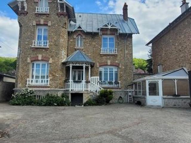 La Ferté sous Jouarre, très belle maison de caractère en pierre meulière, en parfait état avec beaucoup de charme