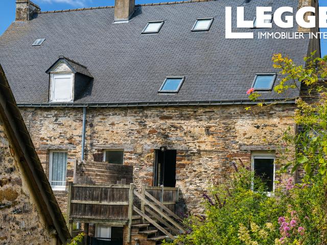 La Gacilly Ensemble immobilier de caractère avec maison familiale, piscine et local commercial en activité