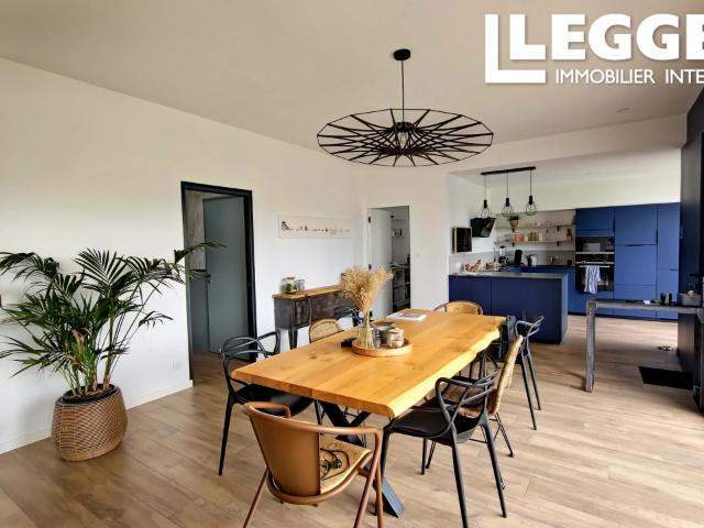 La Garnache – Maison plain pied 2022 RT 2012, 110 m², deux chambres sur terrain paysager clos de 700 m²