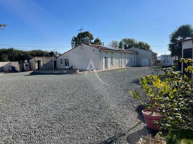 LA GRIPPERIE SAINT SYMPHORIEN: maison T8 192 m² en vente