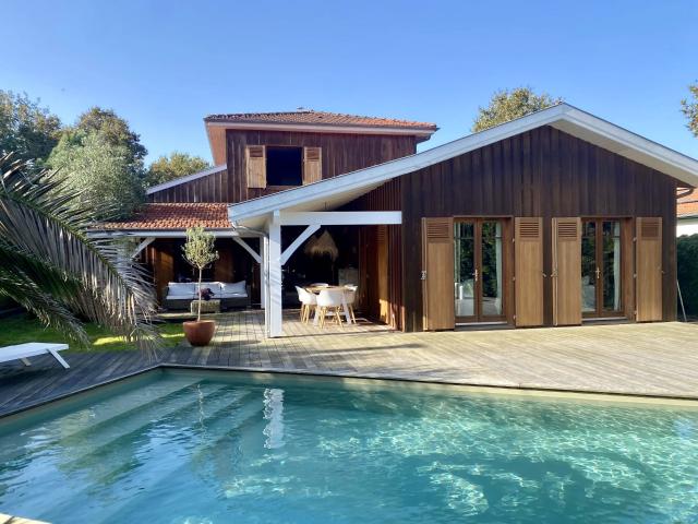 Gujan Mestras La Hume — Villa bardage bois de plus de 210 m², piscine, terrain paysager à l'abri des regards