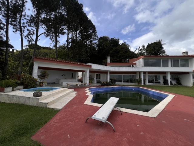 La Lagunita calle cerrada + vista + piscina + jardín plano