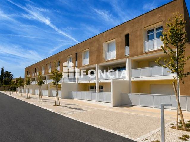 La londe les maures a 750 m du centre ville beau t4 de 83 m2 en frais de notaire reduits 2.5% avec 3 terrasses de 85 m2 en tout, jardin de 82 m2