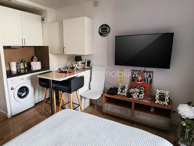 LA LONDE LES MAURES STUDIO de 19m2 avec LOGGIA + PLACE DE PARKING privative