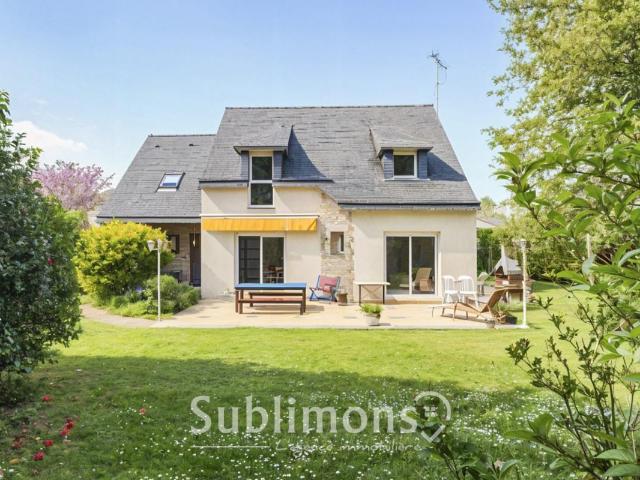 La maison familiale cachée du centre de Peillac