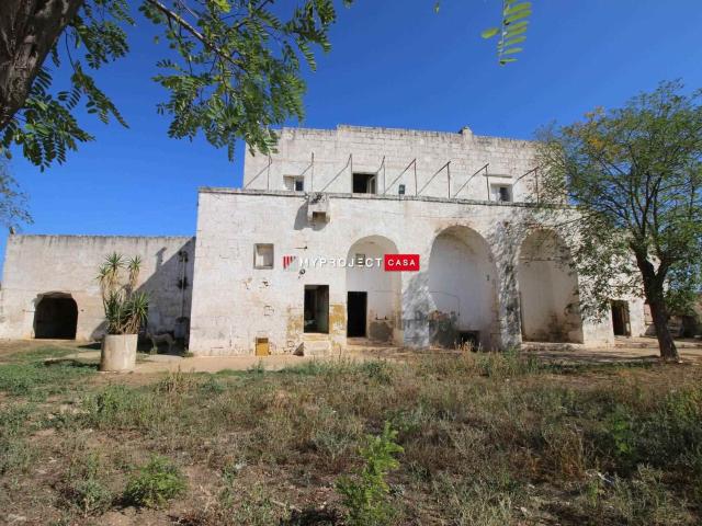 La Masseria in vendita dista 2 km dal mare e 4 km da Carovig. 850m² Carovigno
