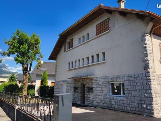 La Motte Servolex T4 de 98M2 avec 22m2 d'extérieur Travaux à prévoir